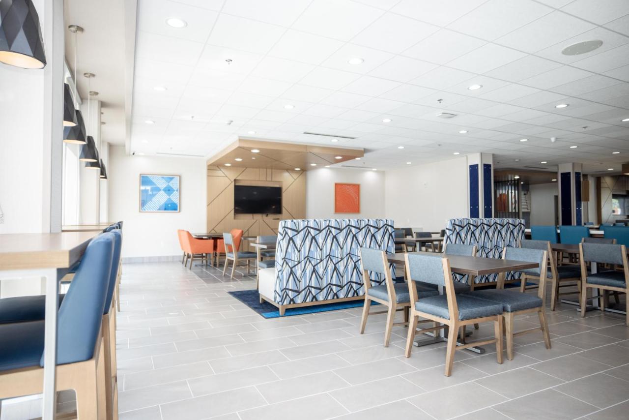 Holiday Inn Express & Suites Tampa Stadium - Airport Area By Ihg Екстериор снимка