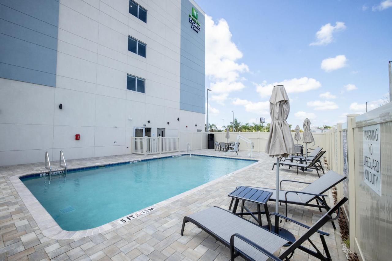 Holiday Inn Express & Suites Tampa Stadium - Airport Area By Ihg Екстериор снимка
