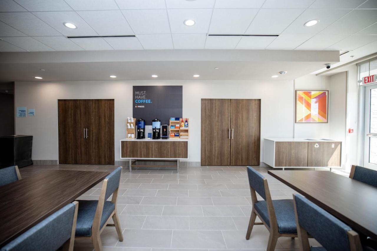 Holiday Inn Express & Suites Tampa Stadium - Airport Area By Ihg Екстериор снимка