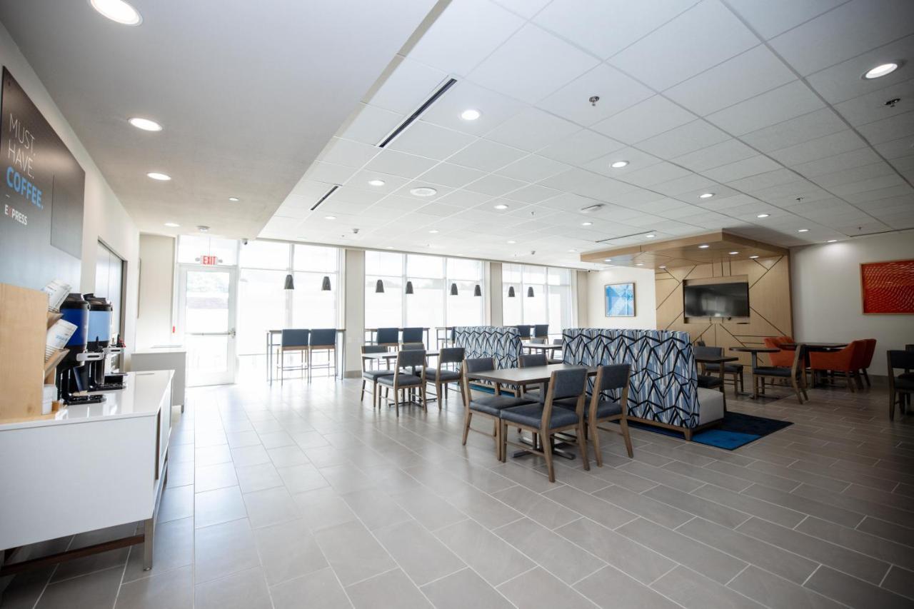Holiday Inn Express & Suites Tampa Stadium - Airport Area By Ihg Екстериор снимка