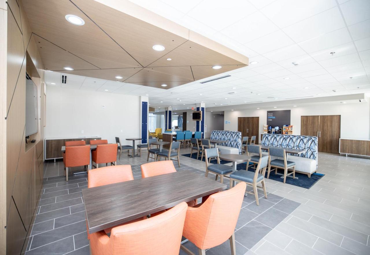 Holiday Inn Express & Suites Tampa Stadium - Airport Area By Ihg Екстериор снимка