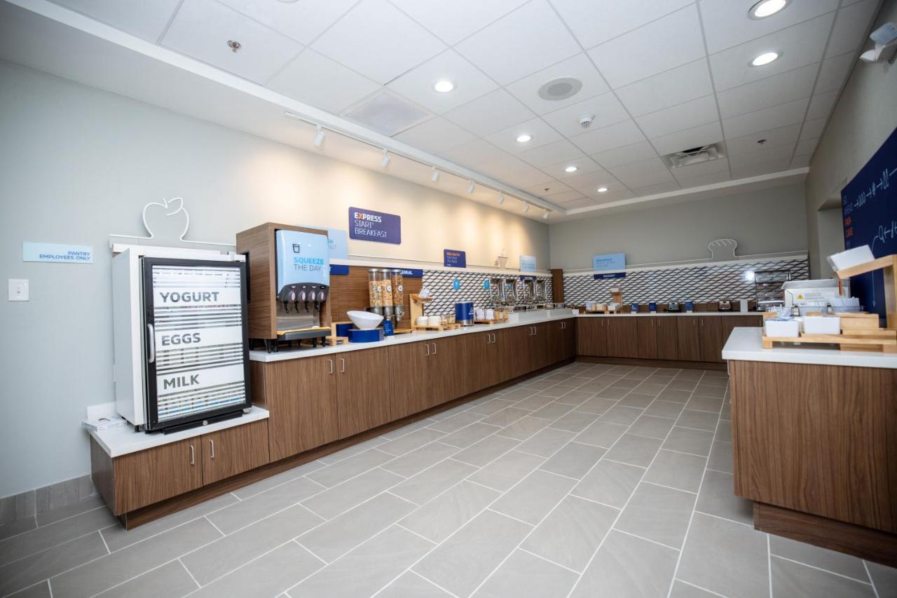 Holiday Inn Express & Suites Tampa Stadium - Airport Area By Ihg Екстериор снимка