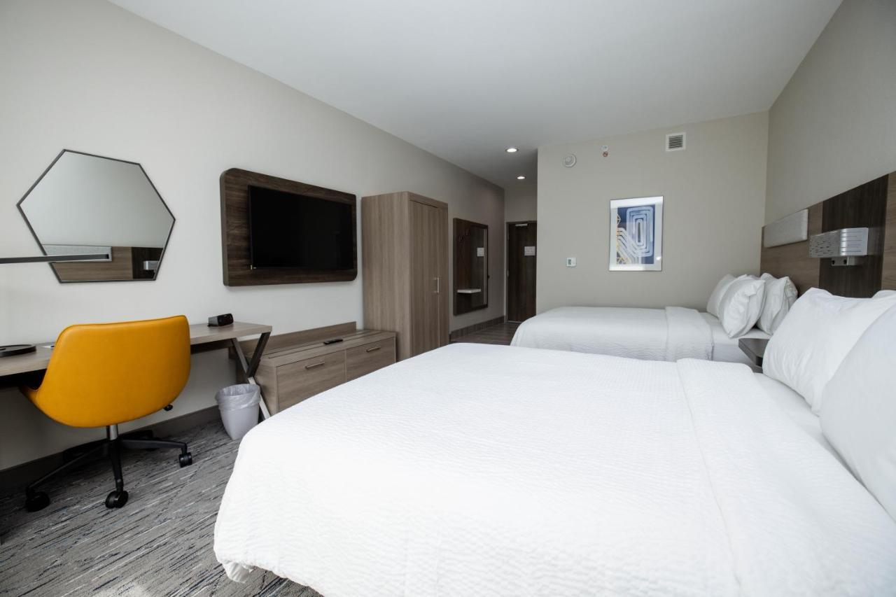 Holiday Inn Express & Suites Tampa Stadium - Airport Area By Ihg Екстериор снимка