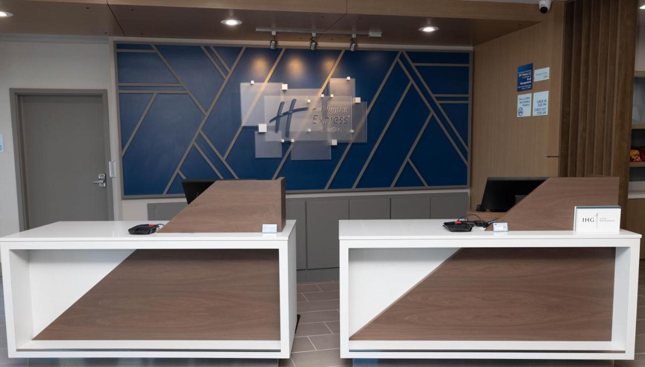 Holiday Inn Express & Suites Tampa Stadium - Airport Area By Ihg Екстериор снимка