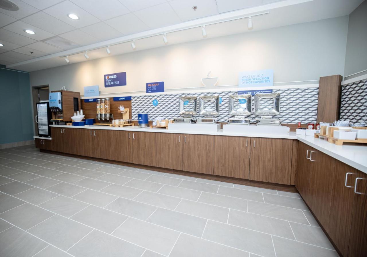 Holiday Inn Express & Suites Tampa Stadium - Airport Area By Ihg Екстериор снимка