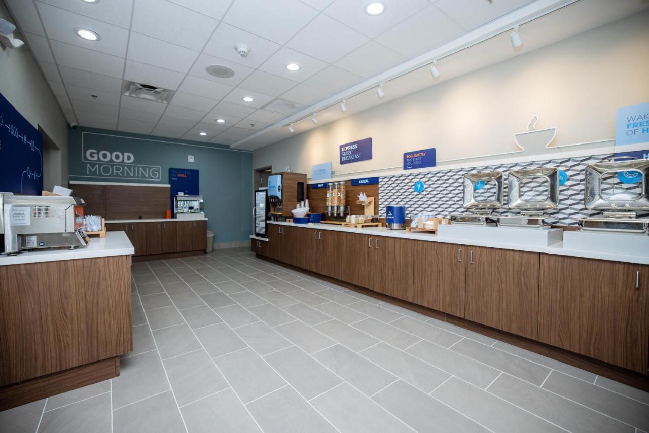 Holiday Inn Express & Suites Tampa Stadium - Airport Area By Ihg Екстериор снимка