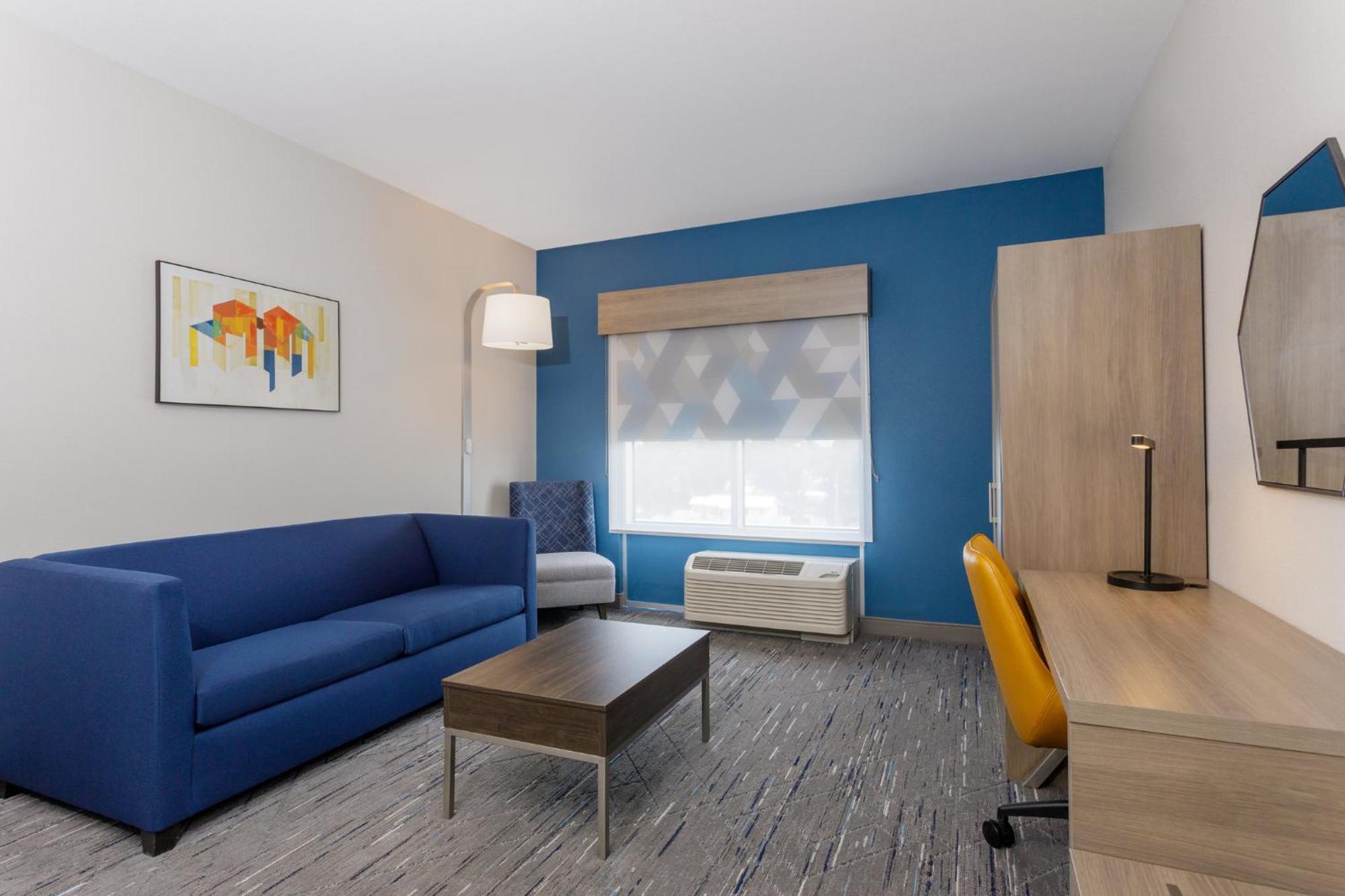Holiday Inn Express & Suites Tampa Stadium - Airport Area By Ihg Екстериор снимка