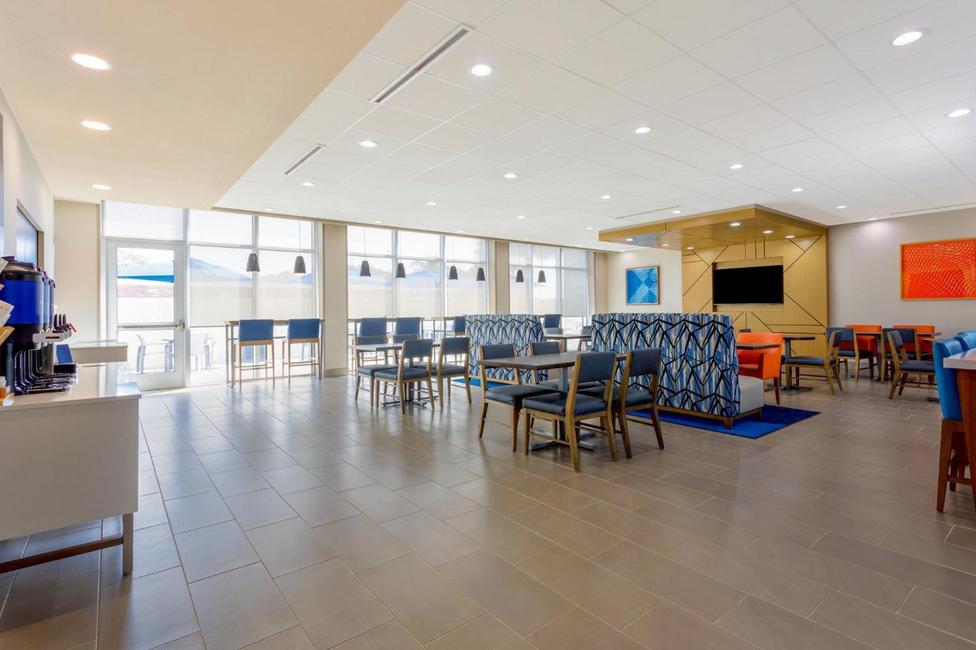 Holiday Inn Express & Suites Tampa Stadium - Airport Area By Ihg Екстериор снимка