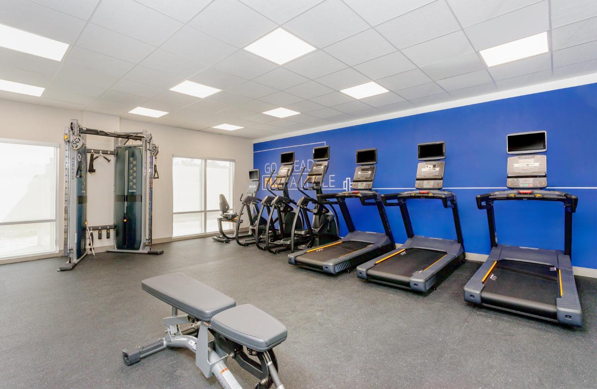 Holiday Inn Express & Suites Tampa Stadium - Airport Area By Ihg Екстериор снимка