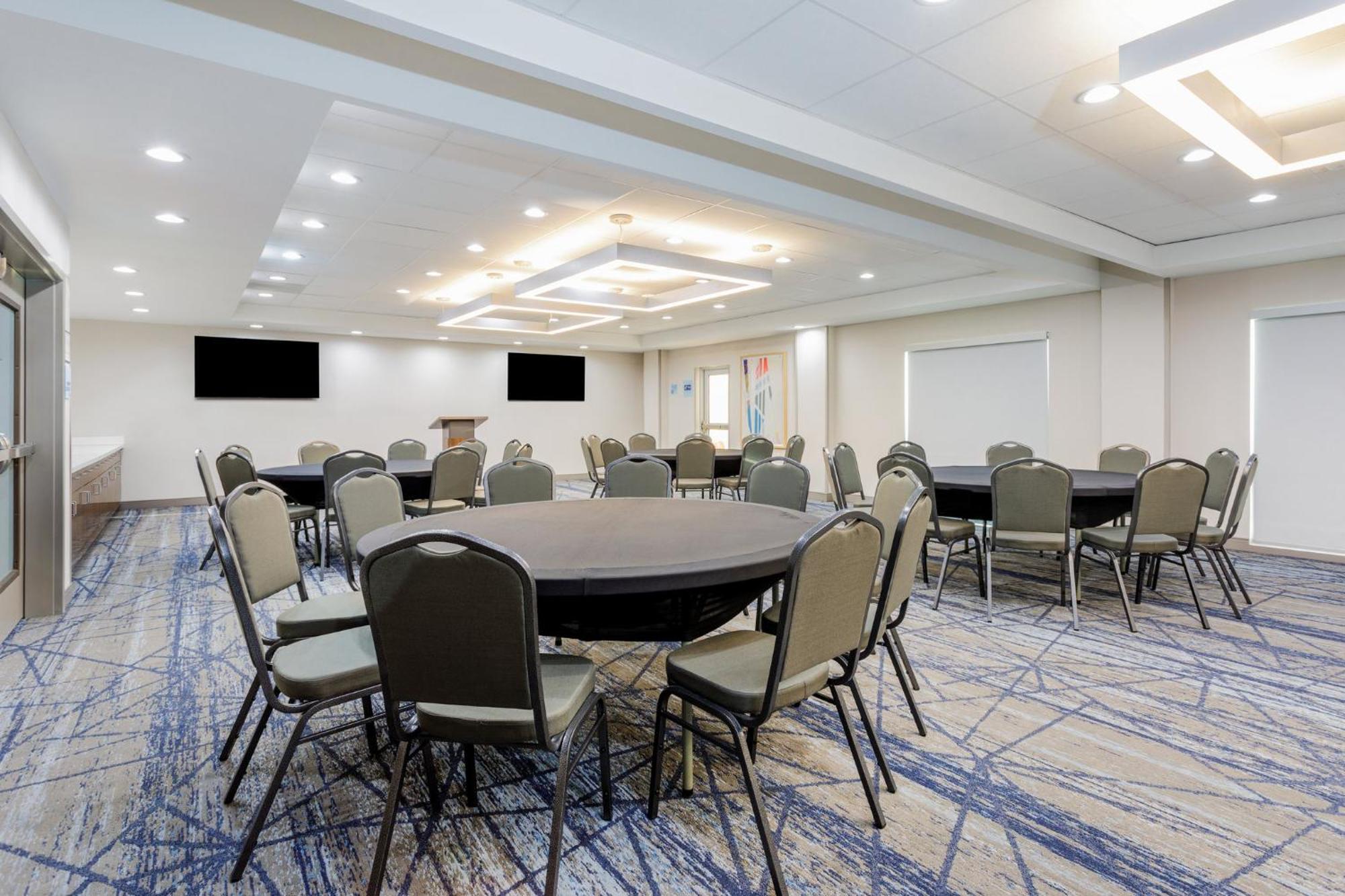 Holiday Inn Express & Suites Tampa Stadium - Airport Area By Ihg Екстериор снимка