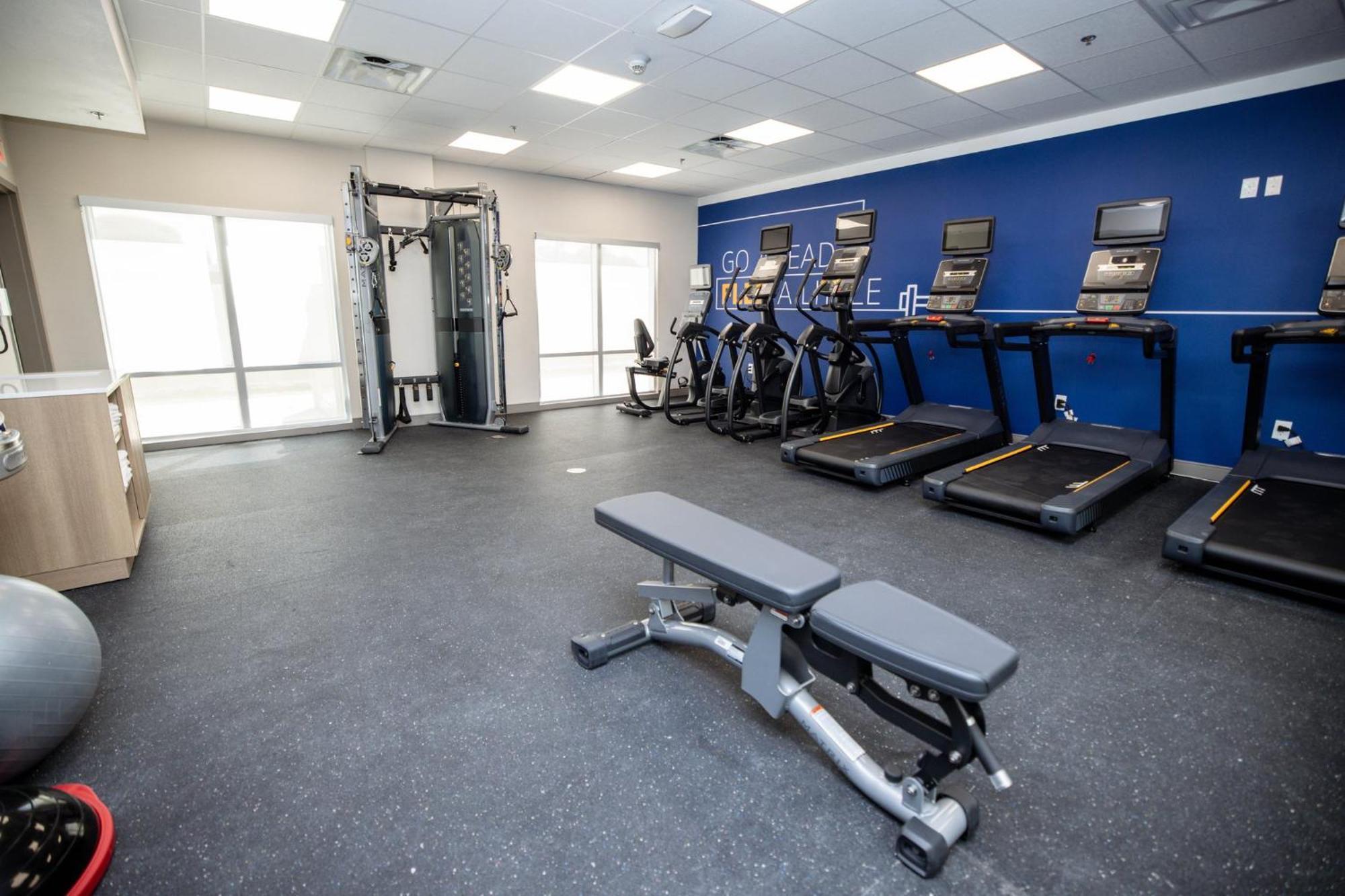 Holiday Inn Express & Suites Tampa Stadium - Airport Area By Ihg Екстериор снимка