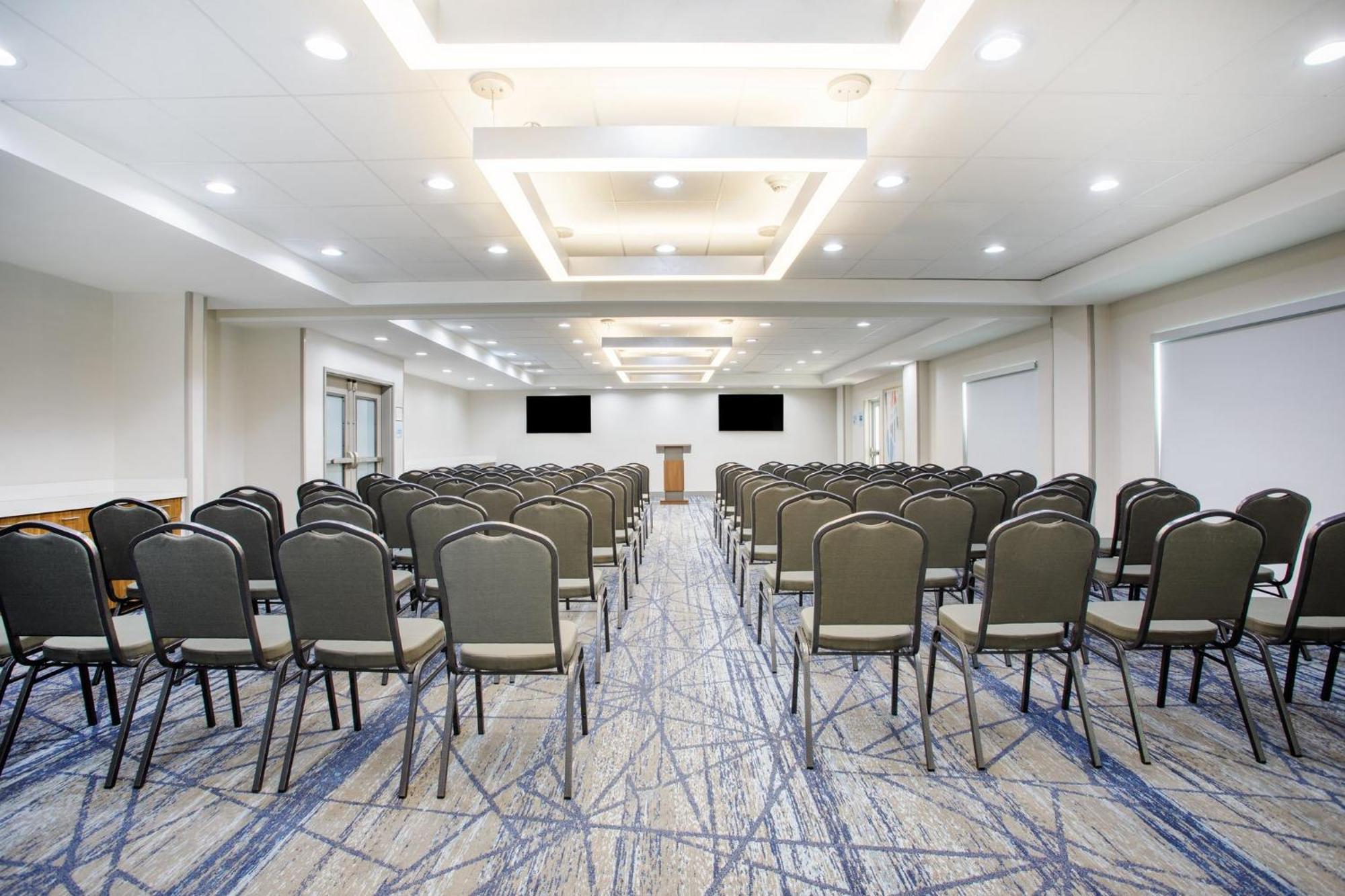 Holiday Inn Express & Suites Tampa Stadium - Airport Area By Ihg Екстериор снимка