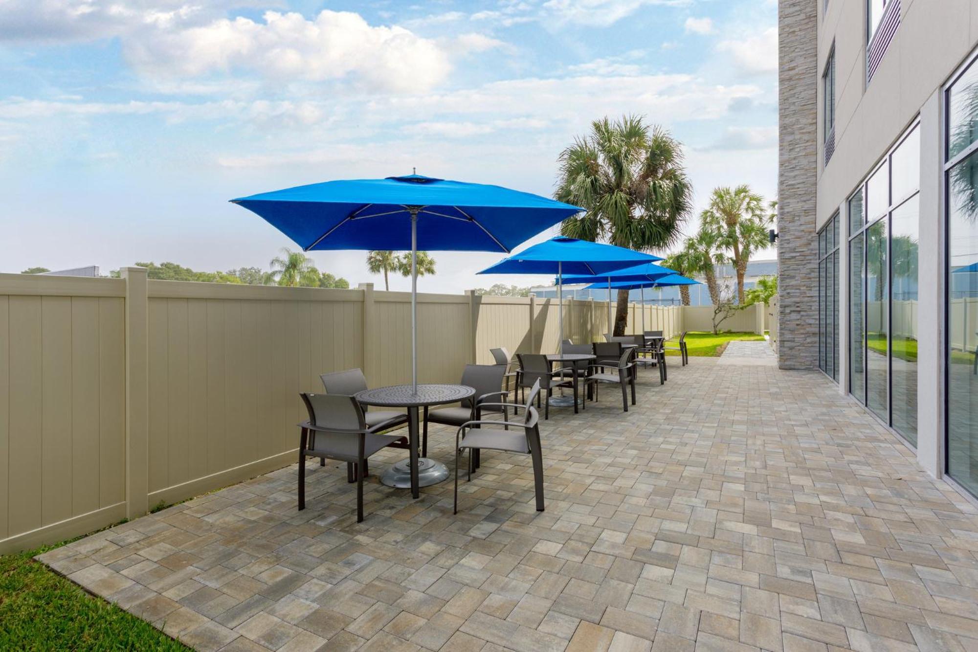 Holiday Inn Express & Suites Tampa Stadium - Airport Area By Ihg Екстериор снимка