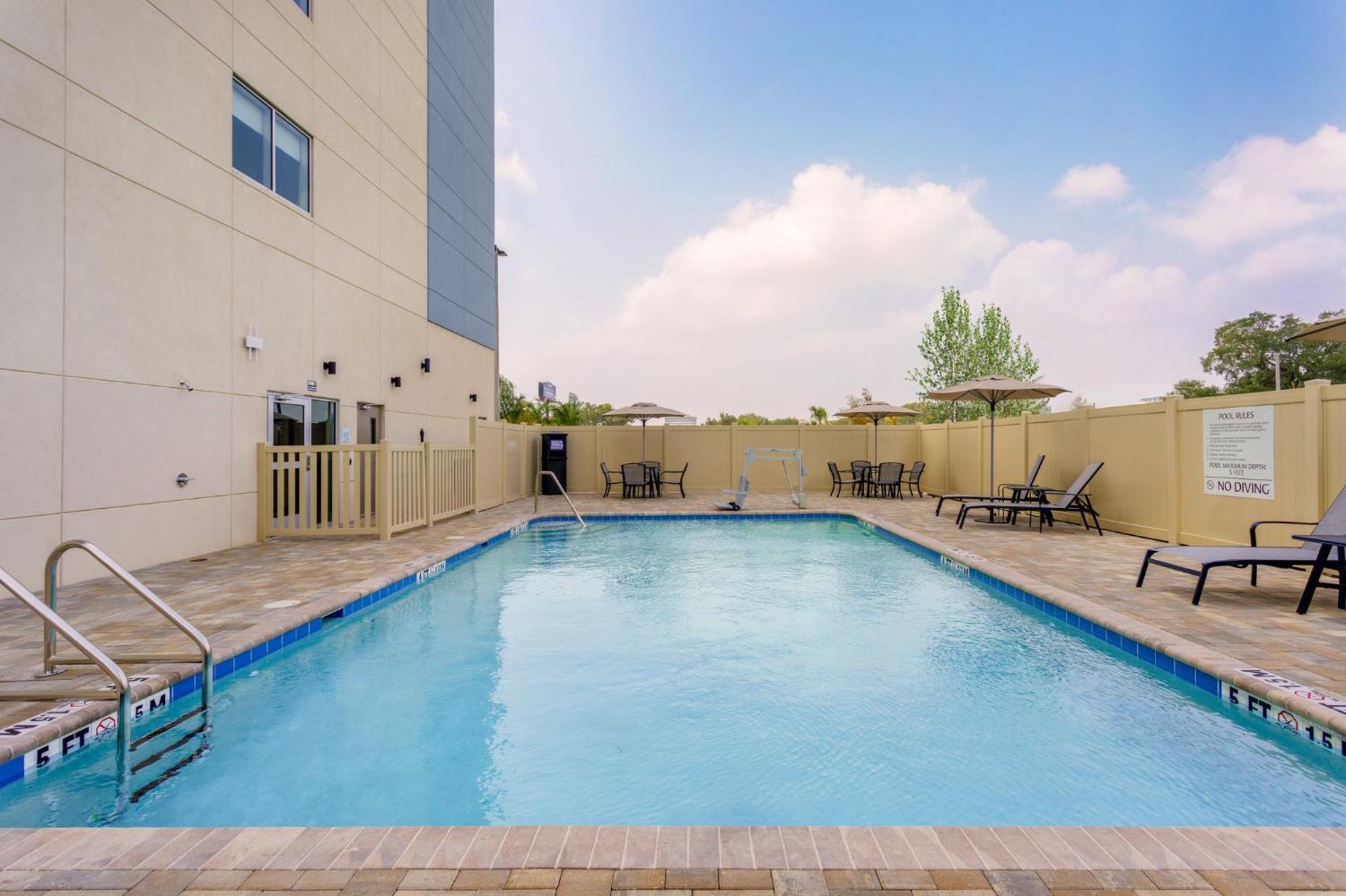 Holiday Inn Express & Suites Tampa Stadium - Airport Area By Ihg Екстериор снимка