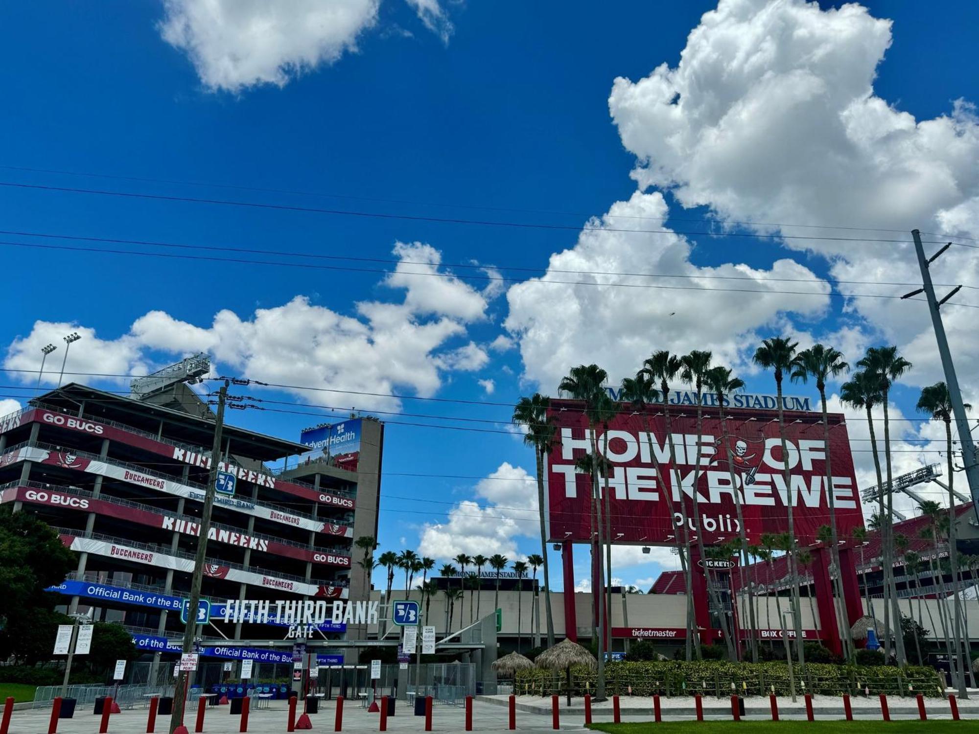 Holiday Inn Express & Suites Tampa Stadium - Airport Area By Ihg Екстериор снимка